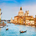 Kanal in Venedig mit Gondeln und Booten
